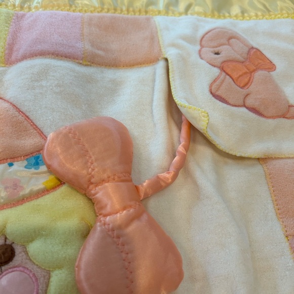 VINTAGE cozy bows 1987 baby activity blanket EUC needs cleaning - Picture 5 of 10